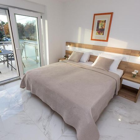Apartmani Villa Paulo สตารีกราด-ปาเคลนีซา ภายนอก รูปภาพ