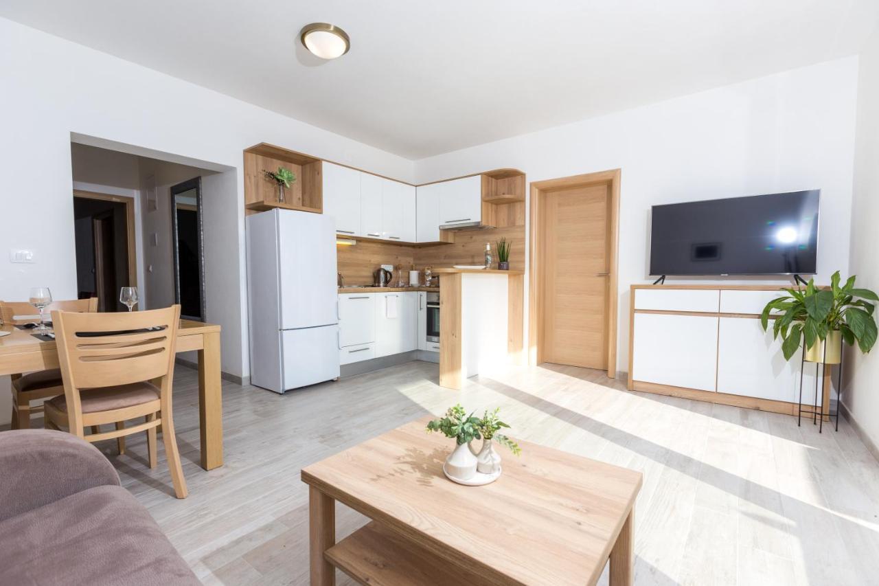 Apartmani Villa Paulo สตารีกราด-ปาเคลนีซา ภายนอก รูปภาพ