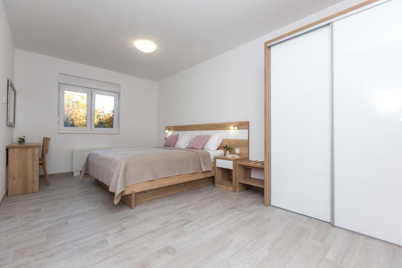 Apartmani Villa Paulo สตารีกราด-ปาเคลนีซา ภายนอก รูปภาพ