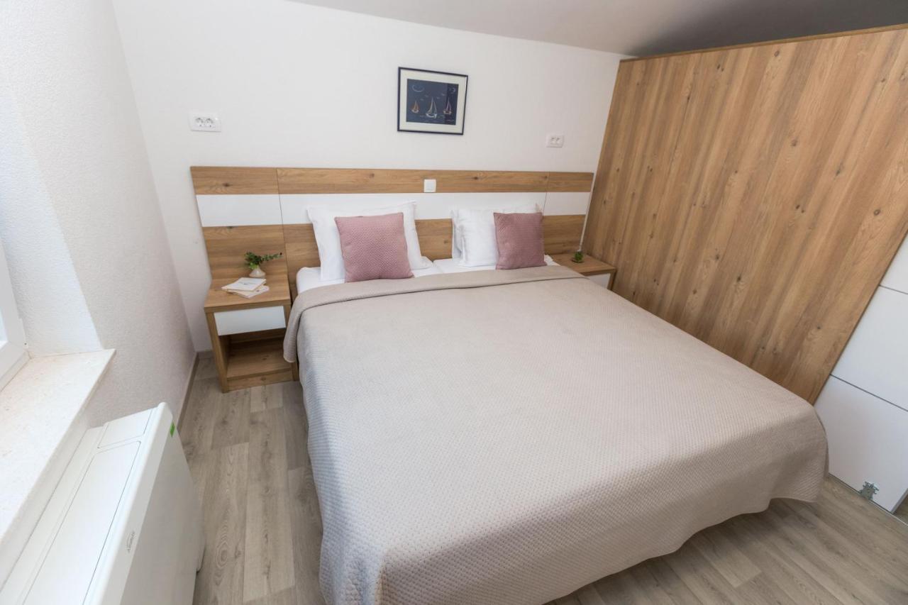 Apartmani Villa Paulo สตารีกราด-ปาเคลนีซา ภายนอก รูปภาพ