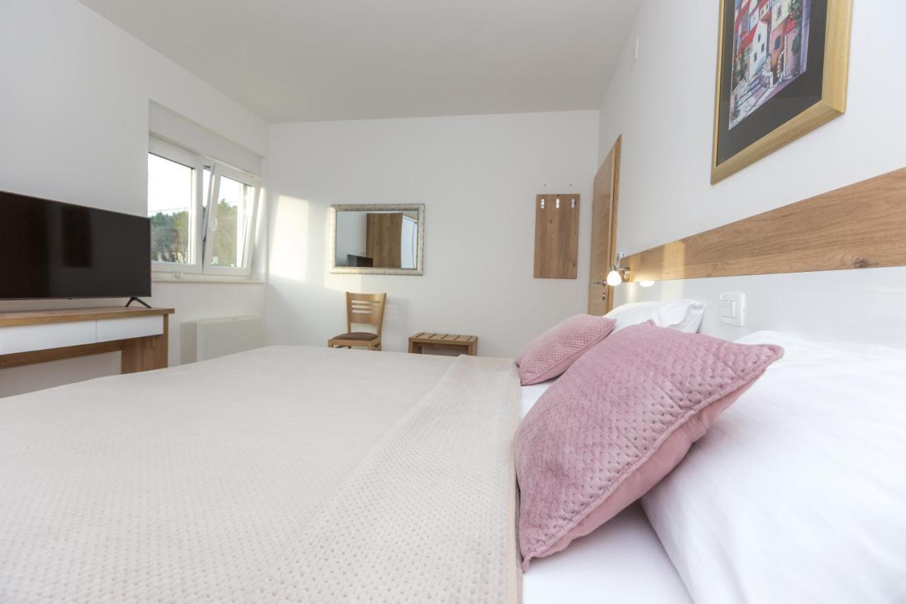 Apartmani Villa Paulo สตารีกราด-ปาเคลนีซา ภายนอก รูปภาพ