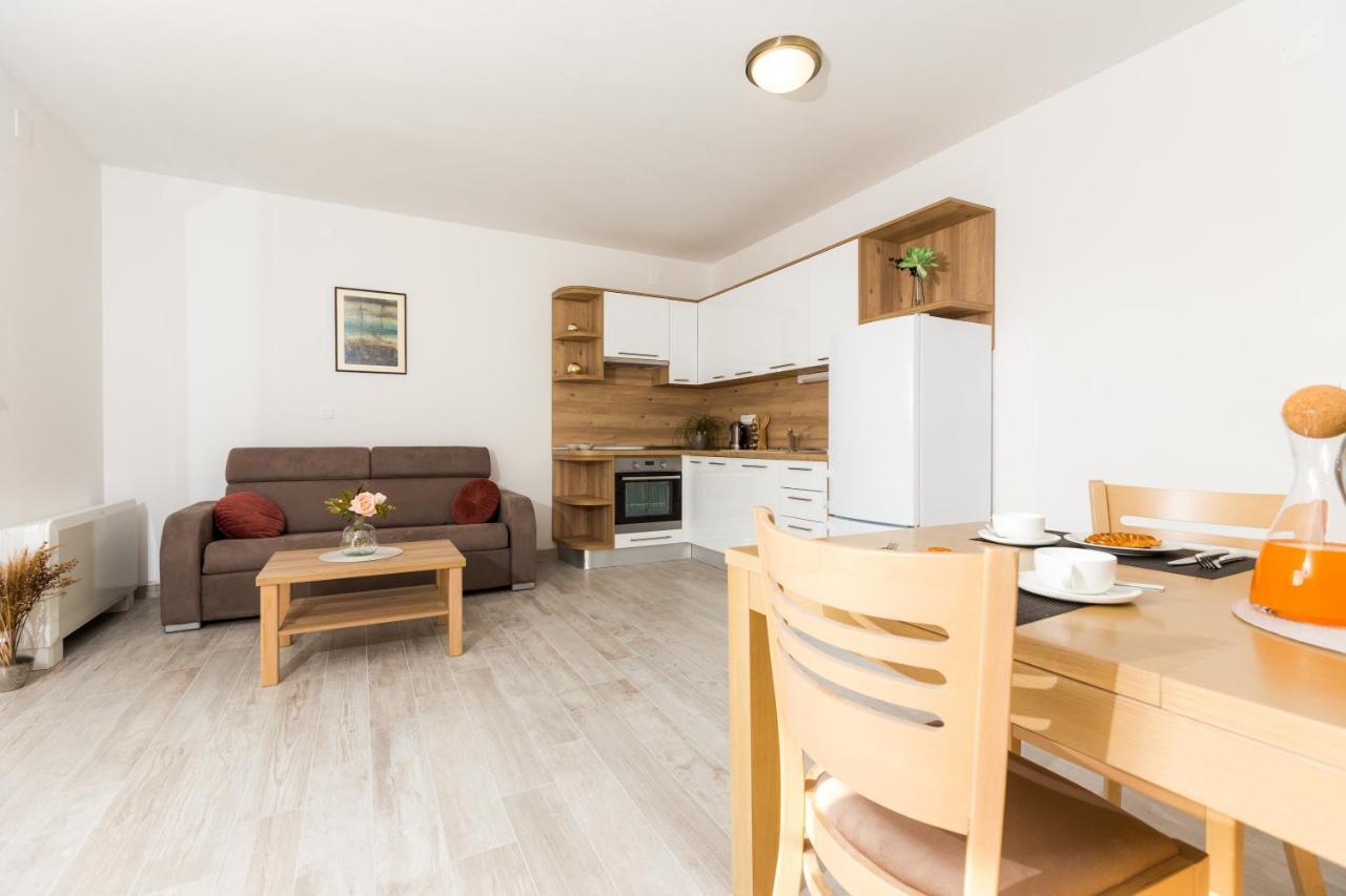 Apartmani Villa Paulo สตารีกราด-ปาเคลนีซา ภายนอก รูปภาพ