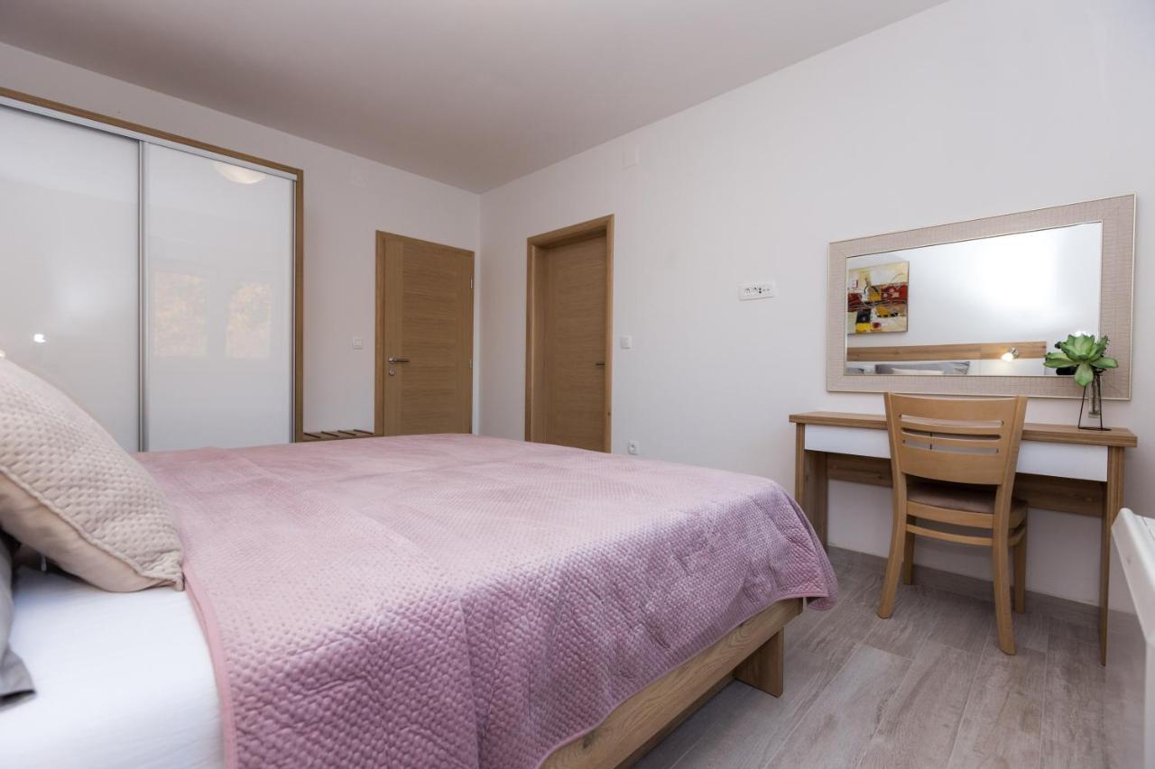 Apartmani Villa Paulo สตารีกราด-ปาเคลนีซา ภายนอก รูปภาพ